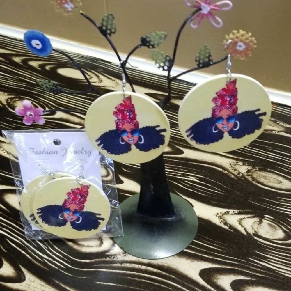 𝅺Pierced earrings with afro puffs girl